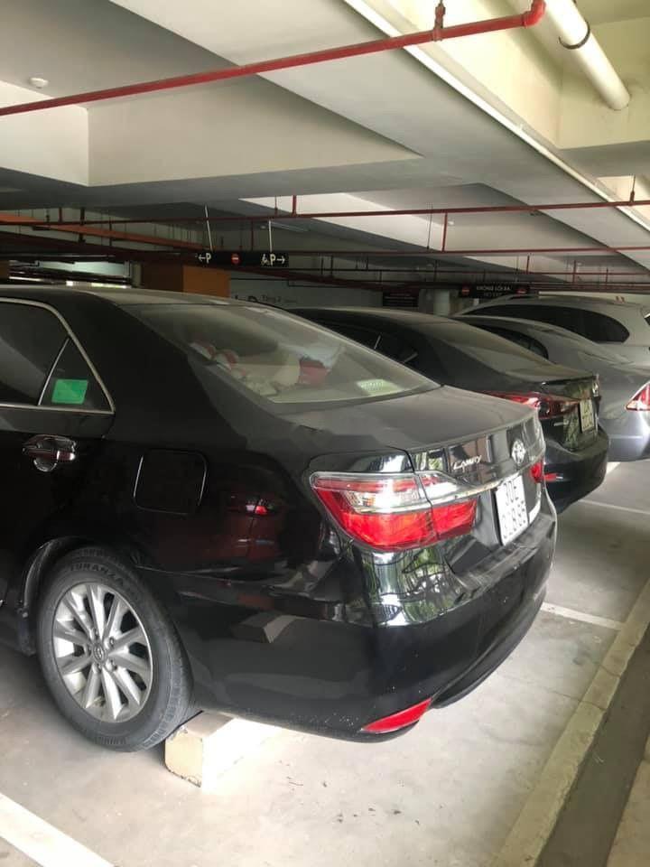 Toyota Camry 2016 - Bán Toyota Camry đời 2016, màu đen