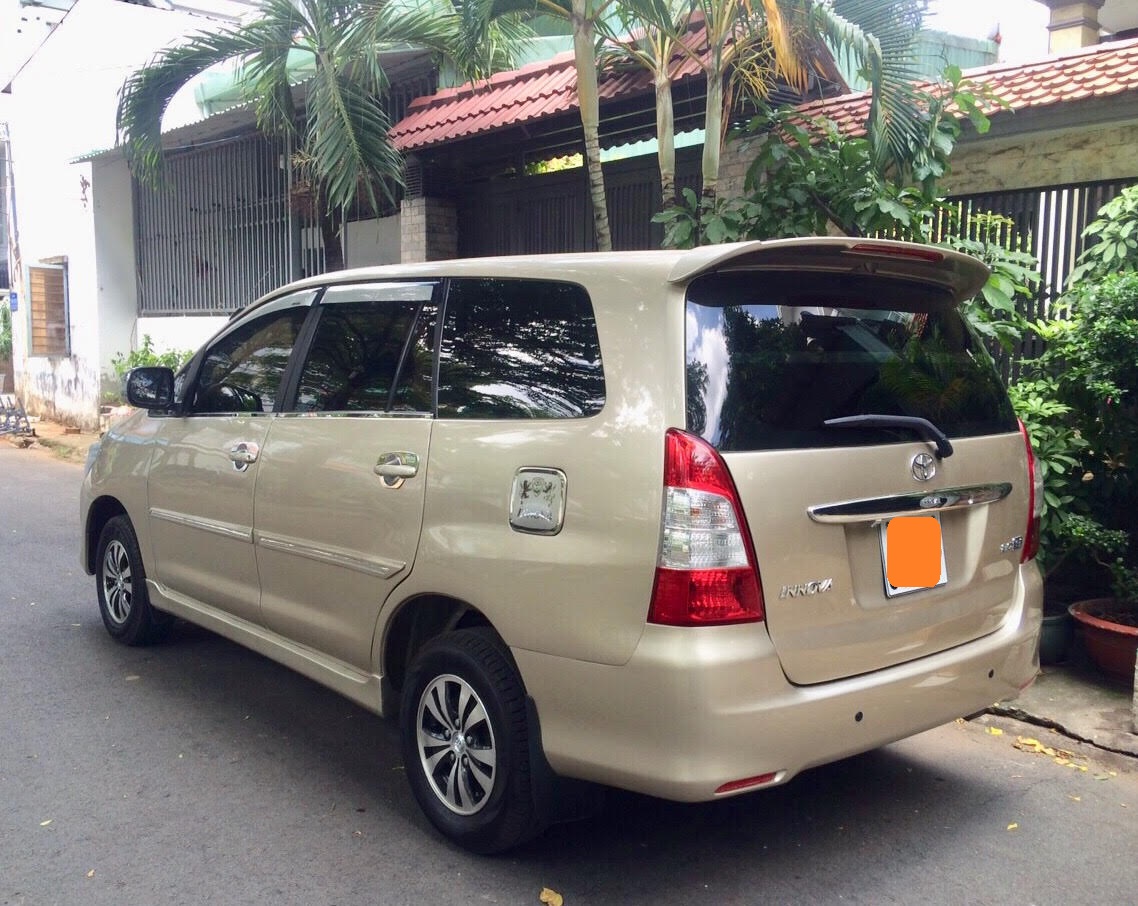 Toyota Innova 2.0 E 2013 - Cần bán Toyota Innova 2013 số sàn, xe gia đình dùng zin, không kinh doanh