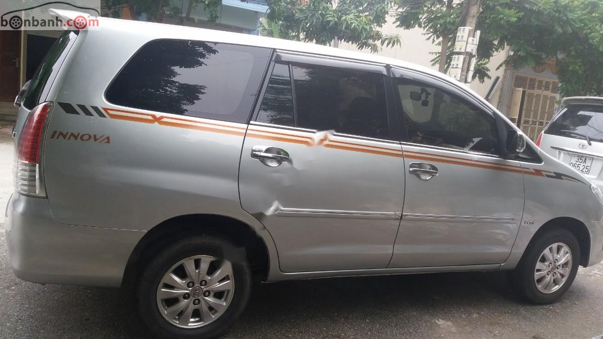 Toyota Innova 2009 - Cần bán xe Toyota Innova năm sản xuất 2009, màu bạc số sàn, giá tốt