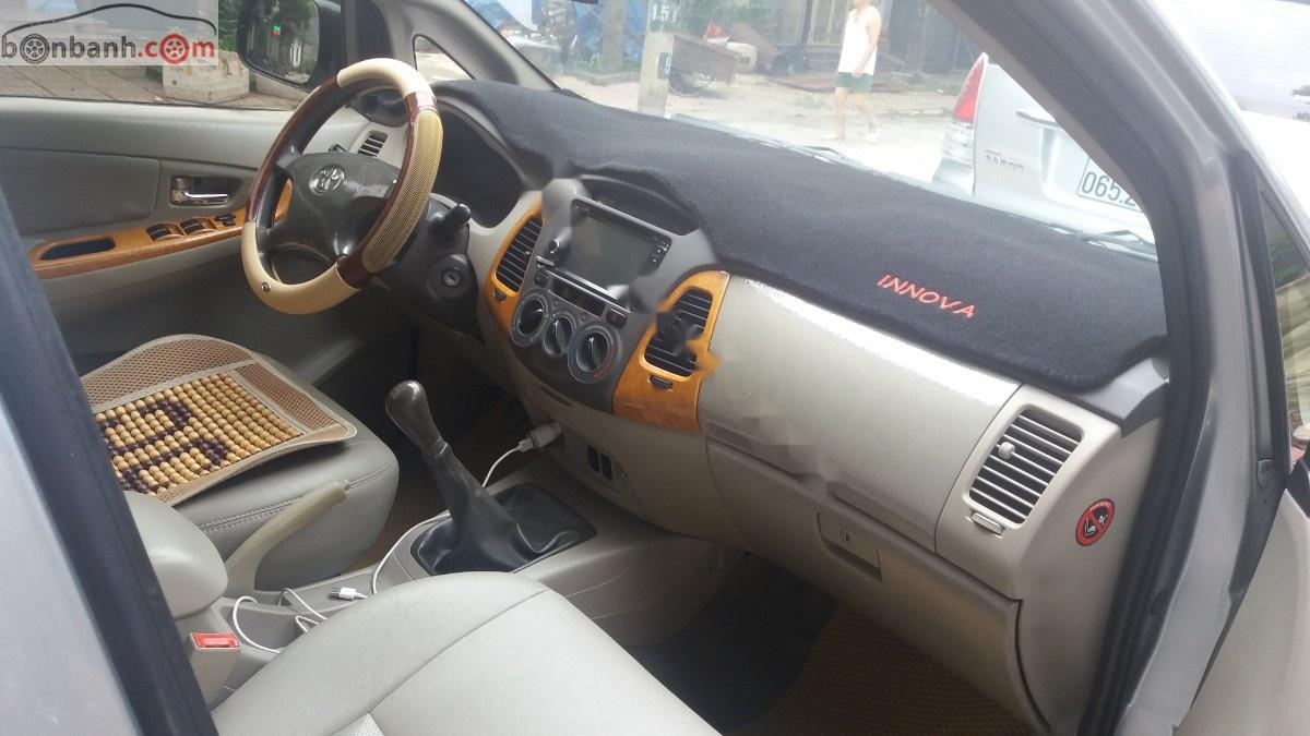 Toyota Innova 2009 - Cần bán xe Toyota Innova năm sản xuất 2009, màu bạc số sàn, giá tốt