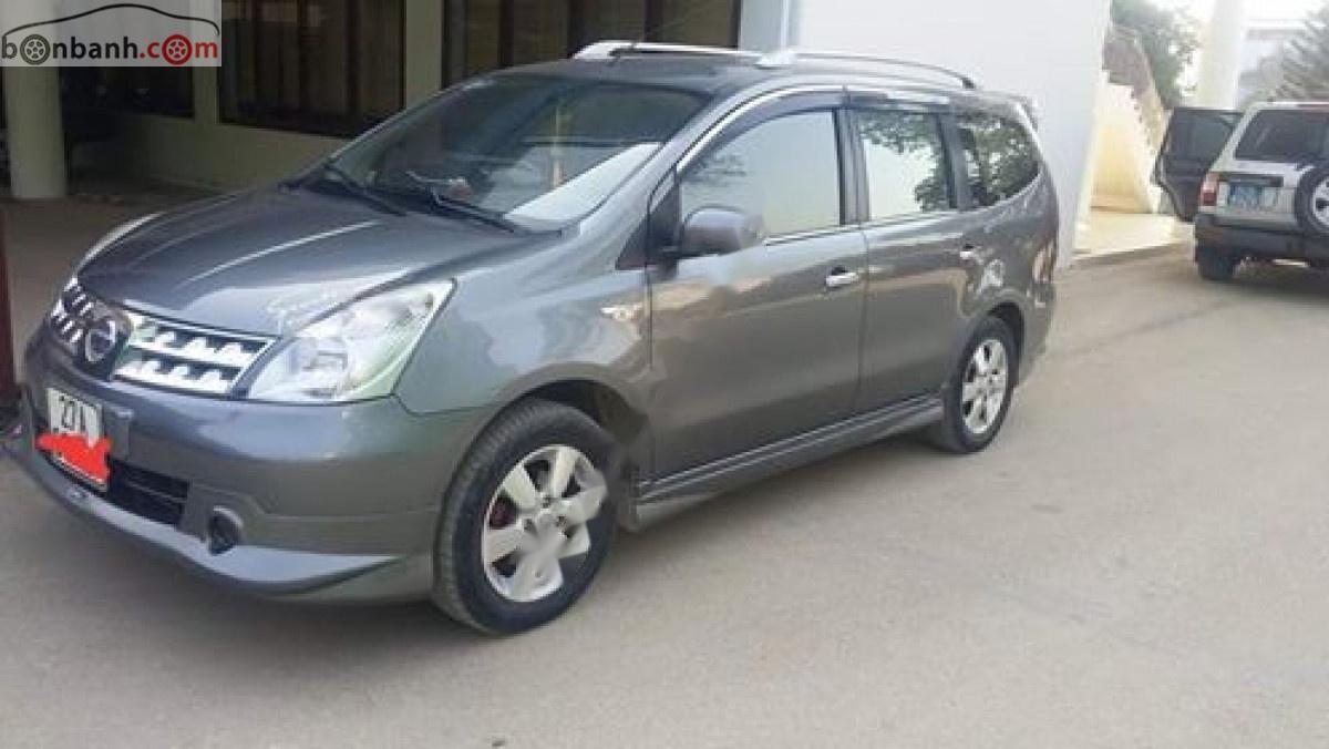 Nissan Grand livina 2010 - Cần bán Nissan Grand livina đời 2010, màu nâu xe gia đình, giá tốt