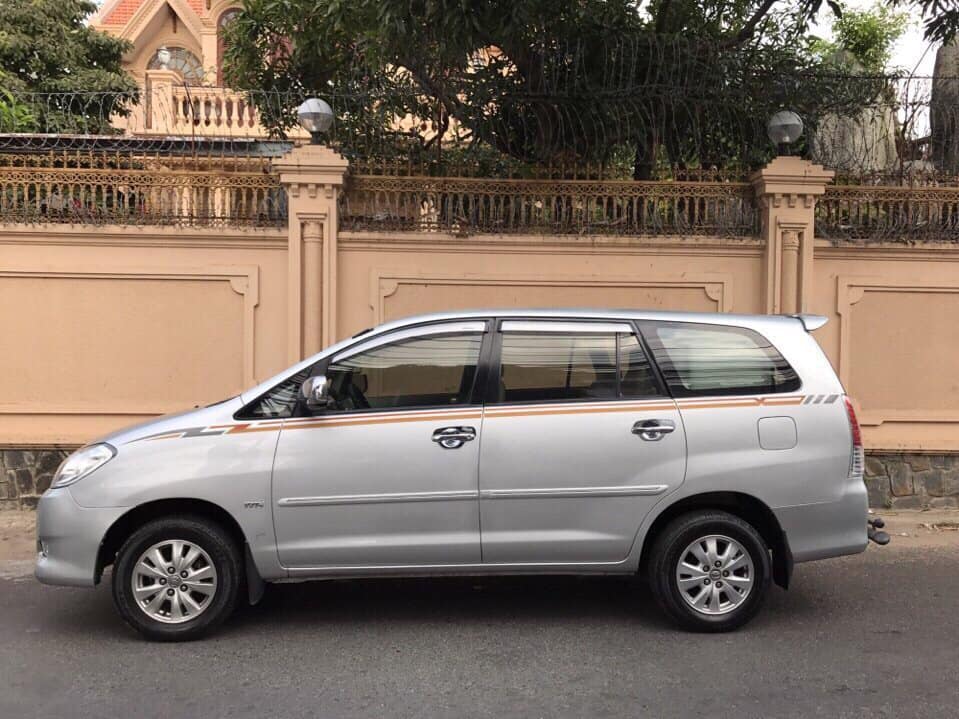 Toyota Innova 2011 - Bán Toyota Innova 2011 số sàn, màu bạc xe zin cọp chính chủ, xe gia đình mua mới