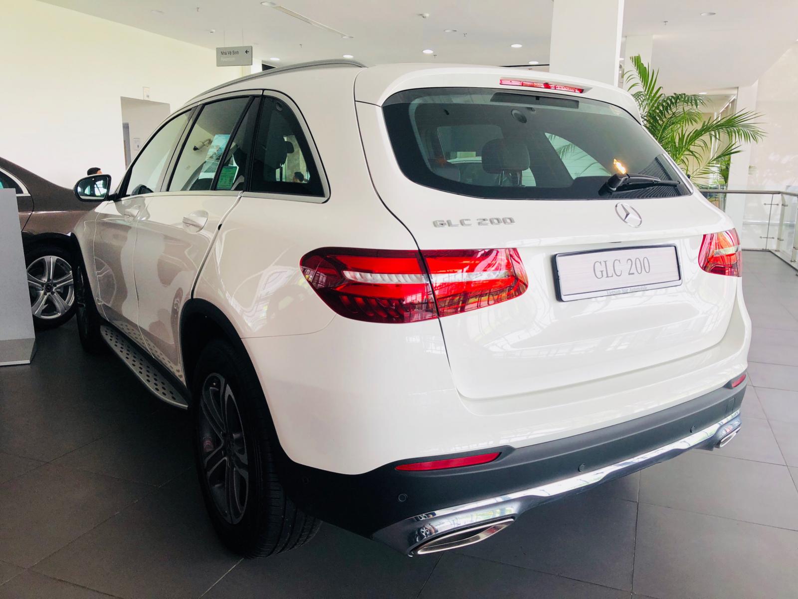 Mercedes-Benz GLC-Class 2018 - Cần bán Mercedes GLC200 2019 chạy 30km, miễn thuế 10%, giá cực tốt, nhận xe ngay