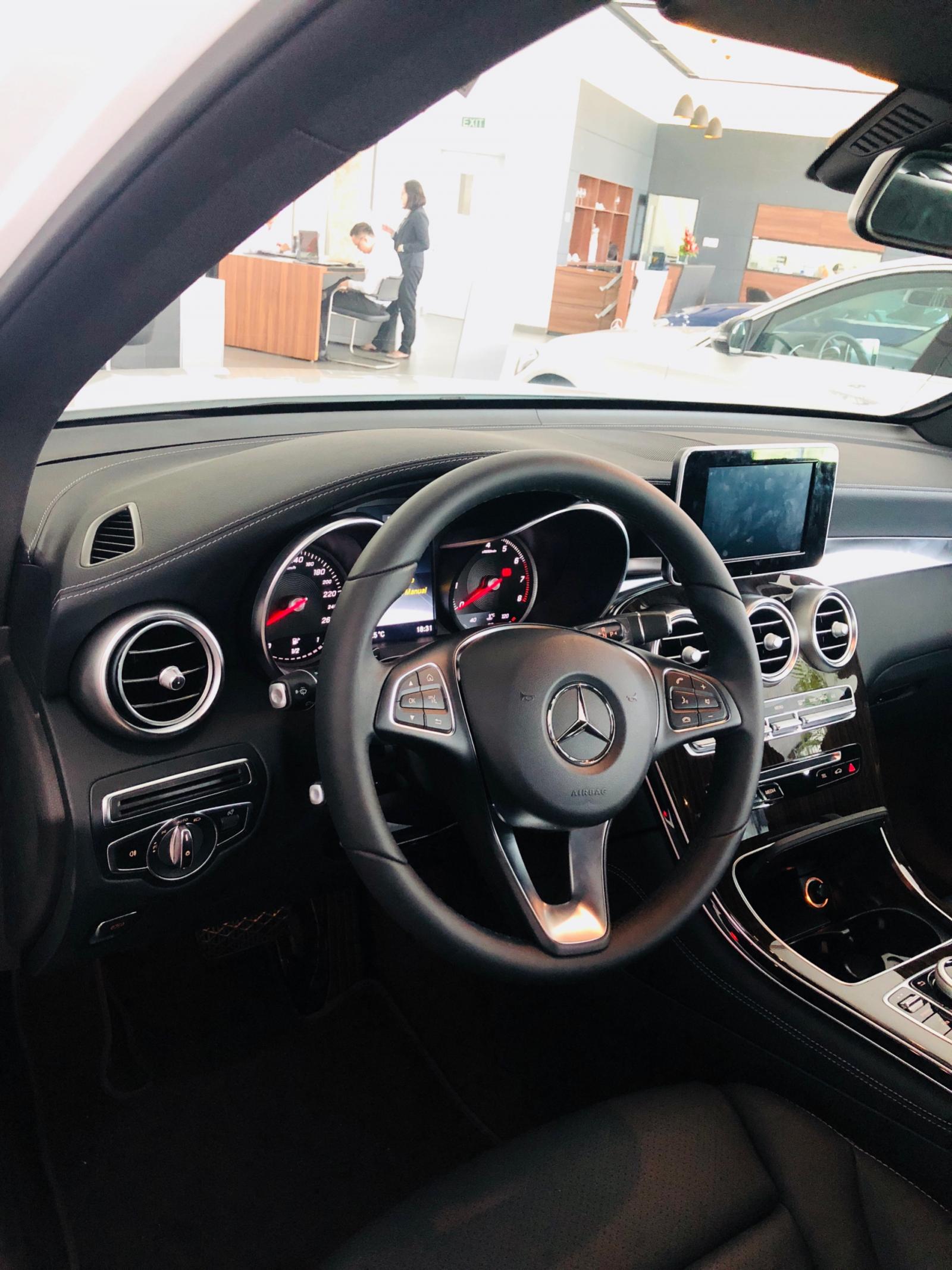 Mercedes-Benz GLC-Class 2018 - Cần bán Mercedes GLC200 2019 chạy 30km, miễn thuế 10%, giá cực tốt, nhận xe ngay