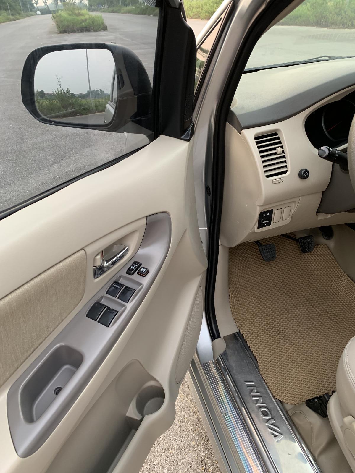 Toyota Innova 2015 - Bán Toyota Innova 2.0E năm 2015, màu bạc