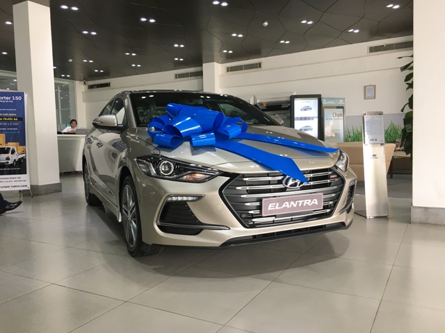 Hyundai Elantra 2019 - Bán ô tô Hyundai Elantra 1.6 turbo sản xuất 2019, màu kem (be)