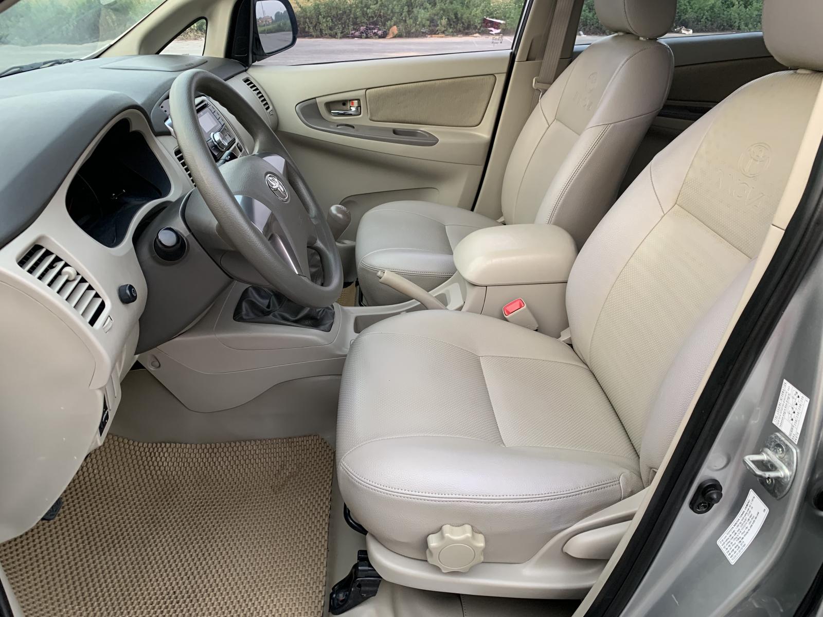 Toyota Innova 2015 - Bán Toyota Innova 2.0E năm 2015, màu bạc