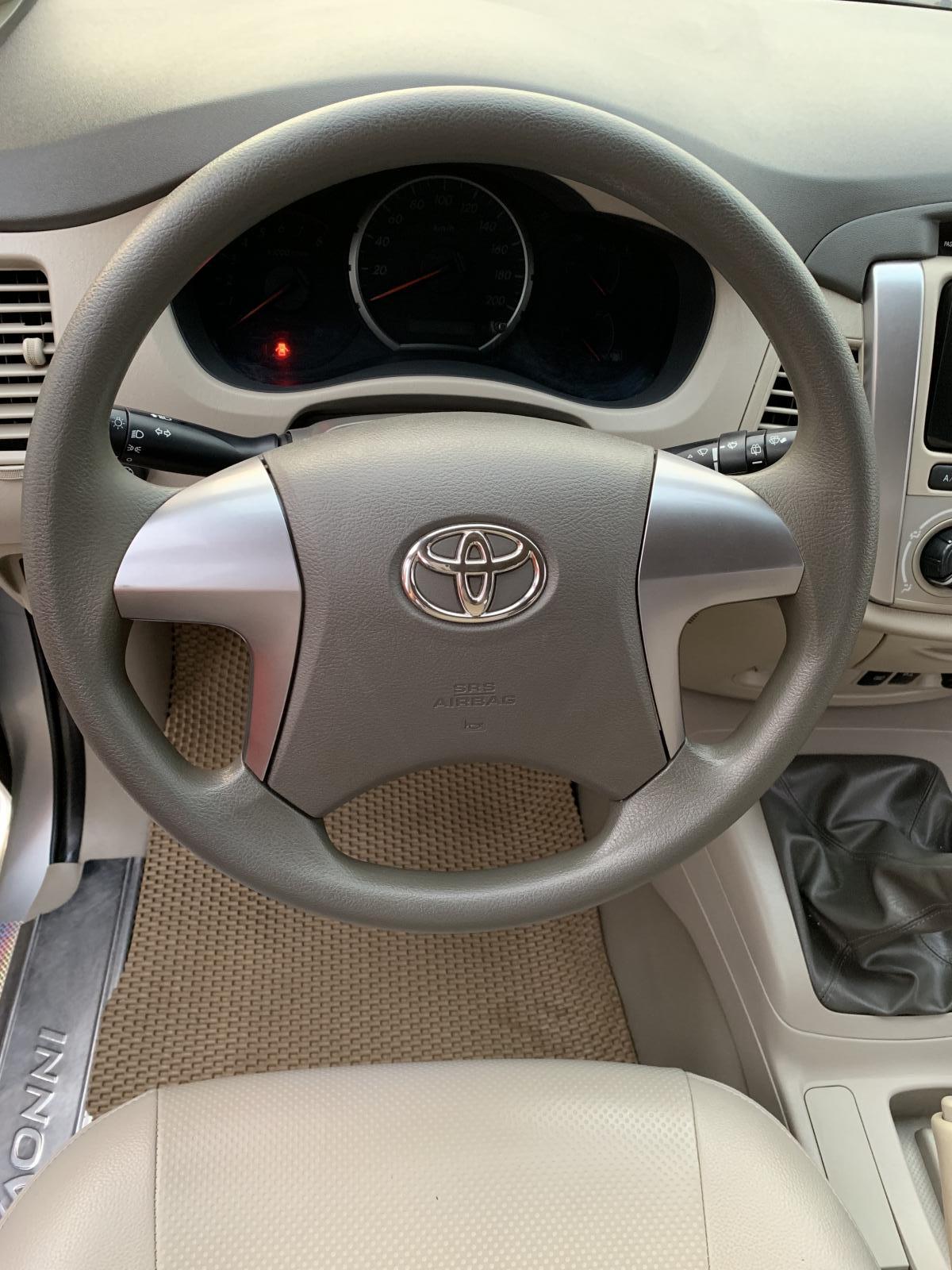 Toyota Innova 2015 - Bán Toyota Innova 2.0E năm 2015, màu bạc