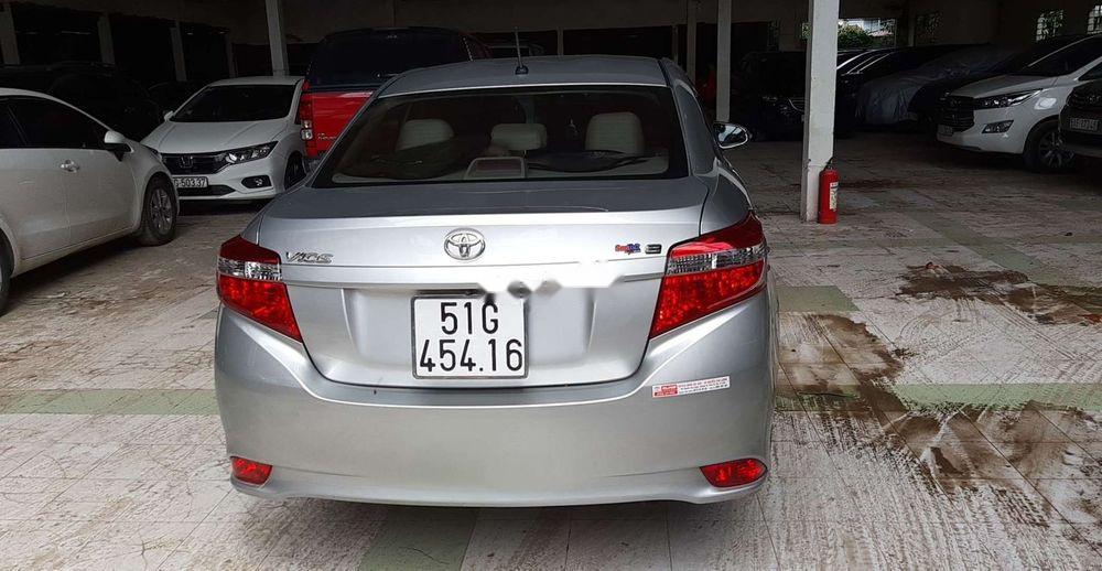 Toyota Vios  E 2017 - Bán lại xe Toyota Vios E năm 2017, màu bạc số tự động