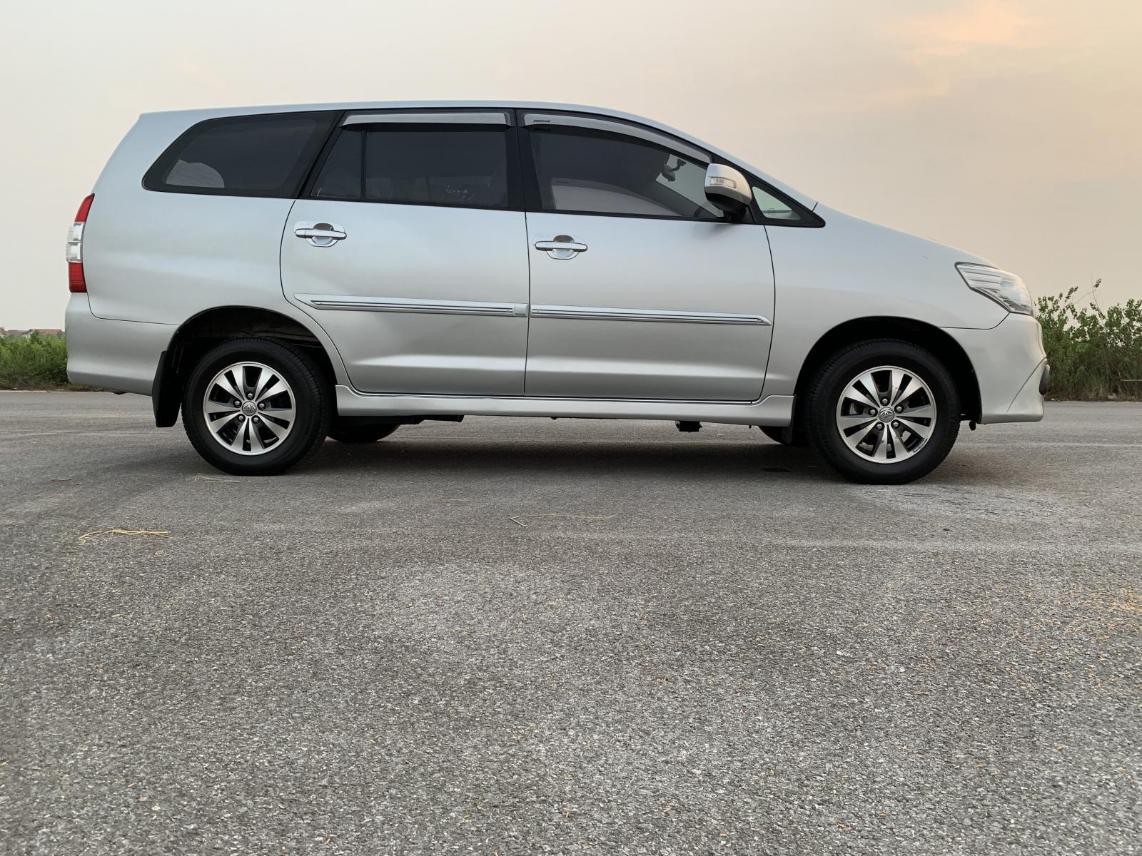 Toyota Innova 2015 - Bán Toyota Innova 2.0E năm 2015, màu bạc