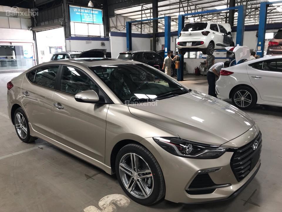 Hyundai Elantra 2019 - Bán ô tô Hyundai Elantra 1.6 turbo sản xuất 2019, màu kem (be)