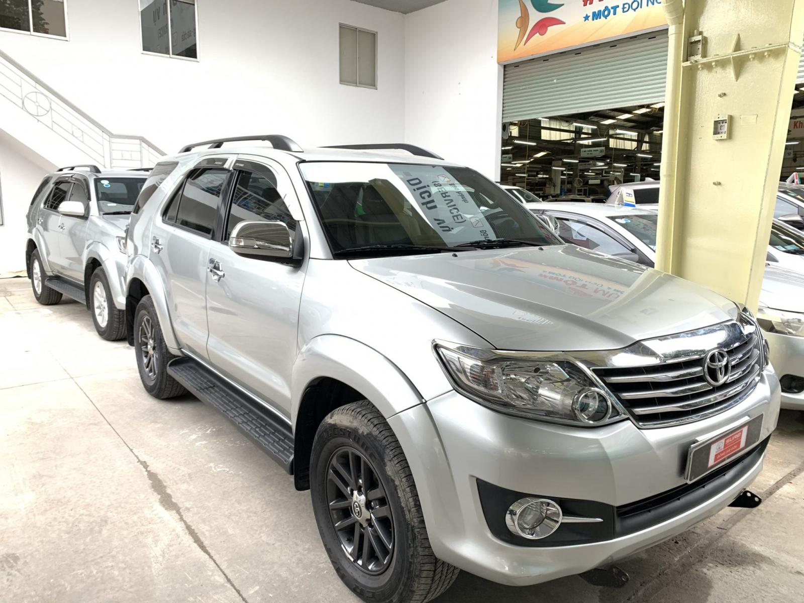 Toyota Fortuner V 4x2 2016 - Cần bán lại xe Toyota Fortuner V 4x2 đời 2016, màu bạc