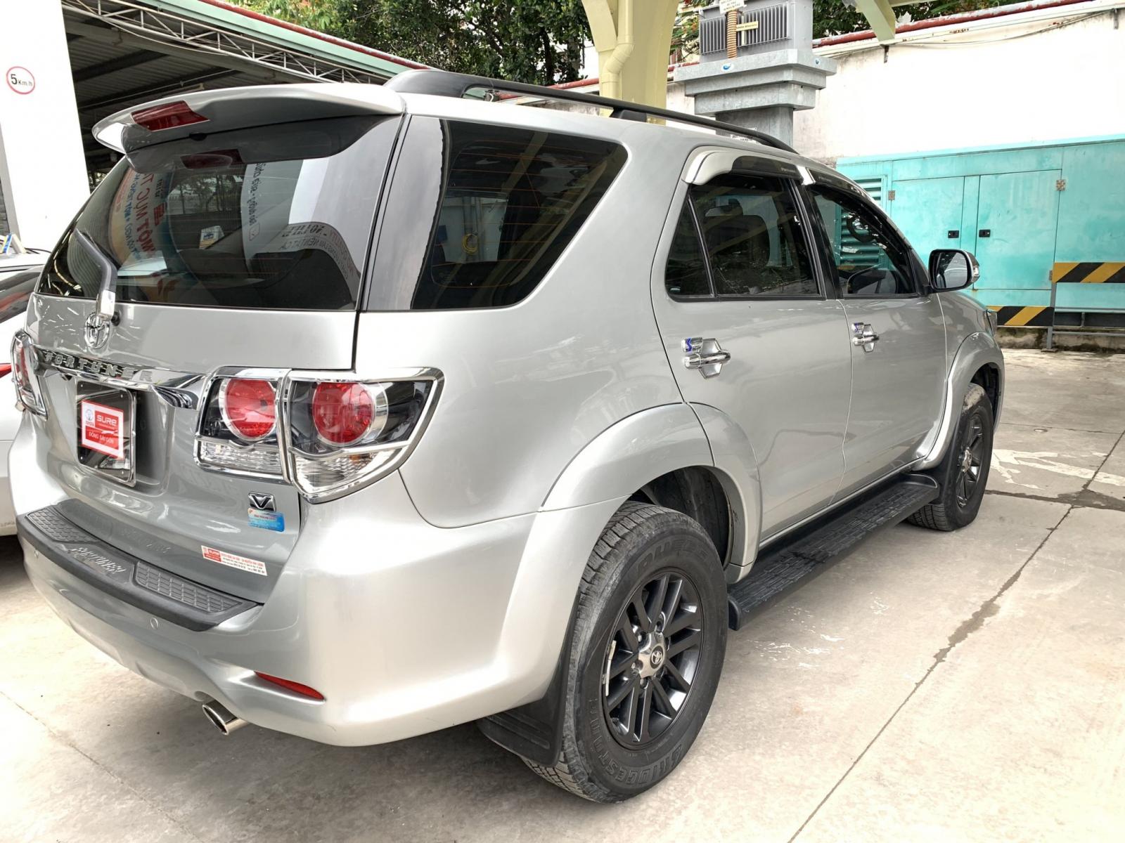 Toyota Fortuner V 4x2 2016 - Cần bán lại xe Toyota Fortuner V 4x2 đời 2016, màu bạc