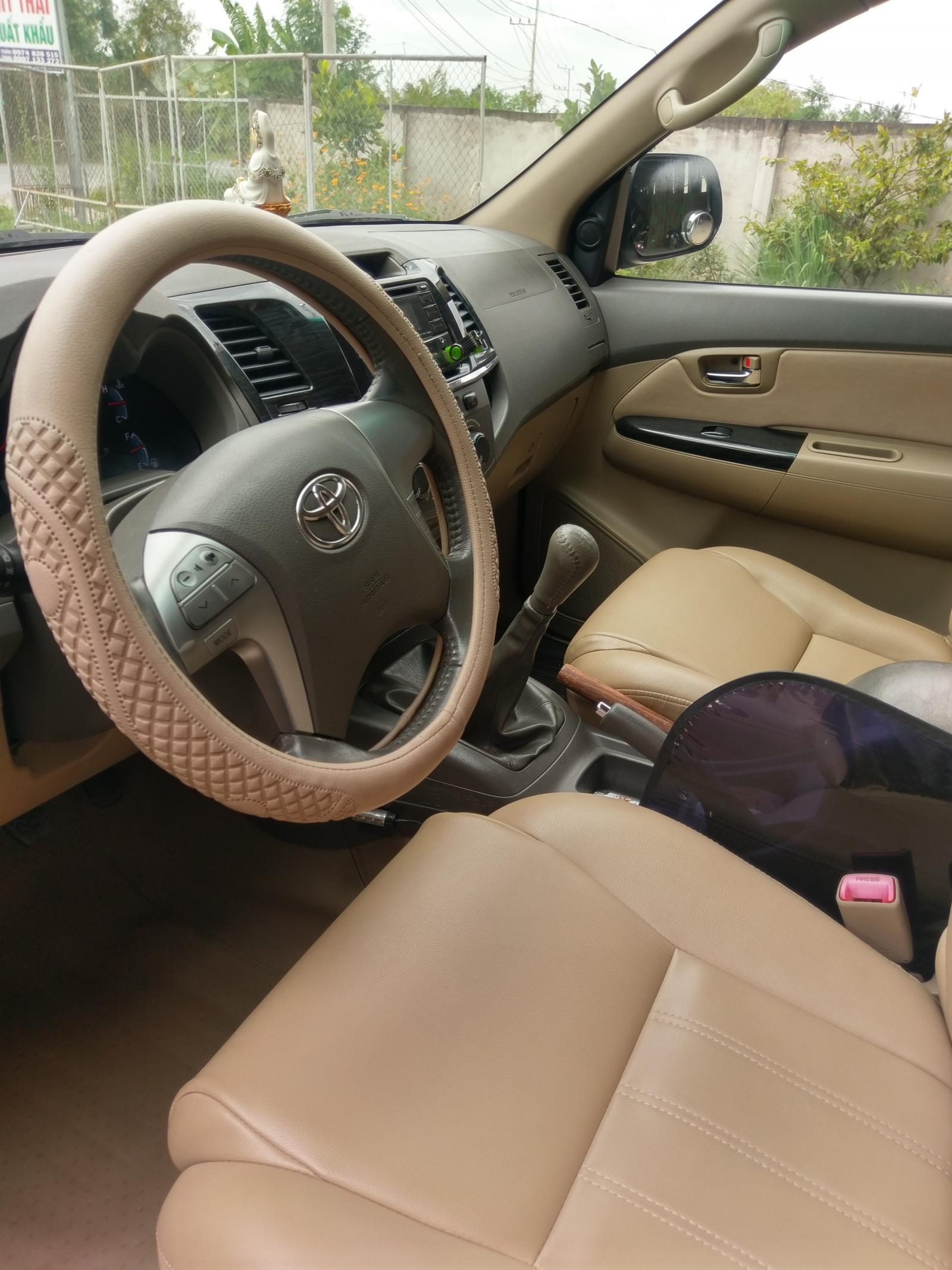 Toyota Fortuner G 2013 - Bán xe Toyota Fortuner G đời 2014, màu bạc chính chủ giá cạnh tranh