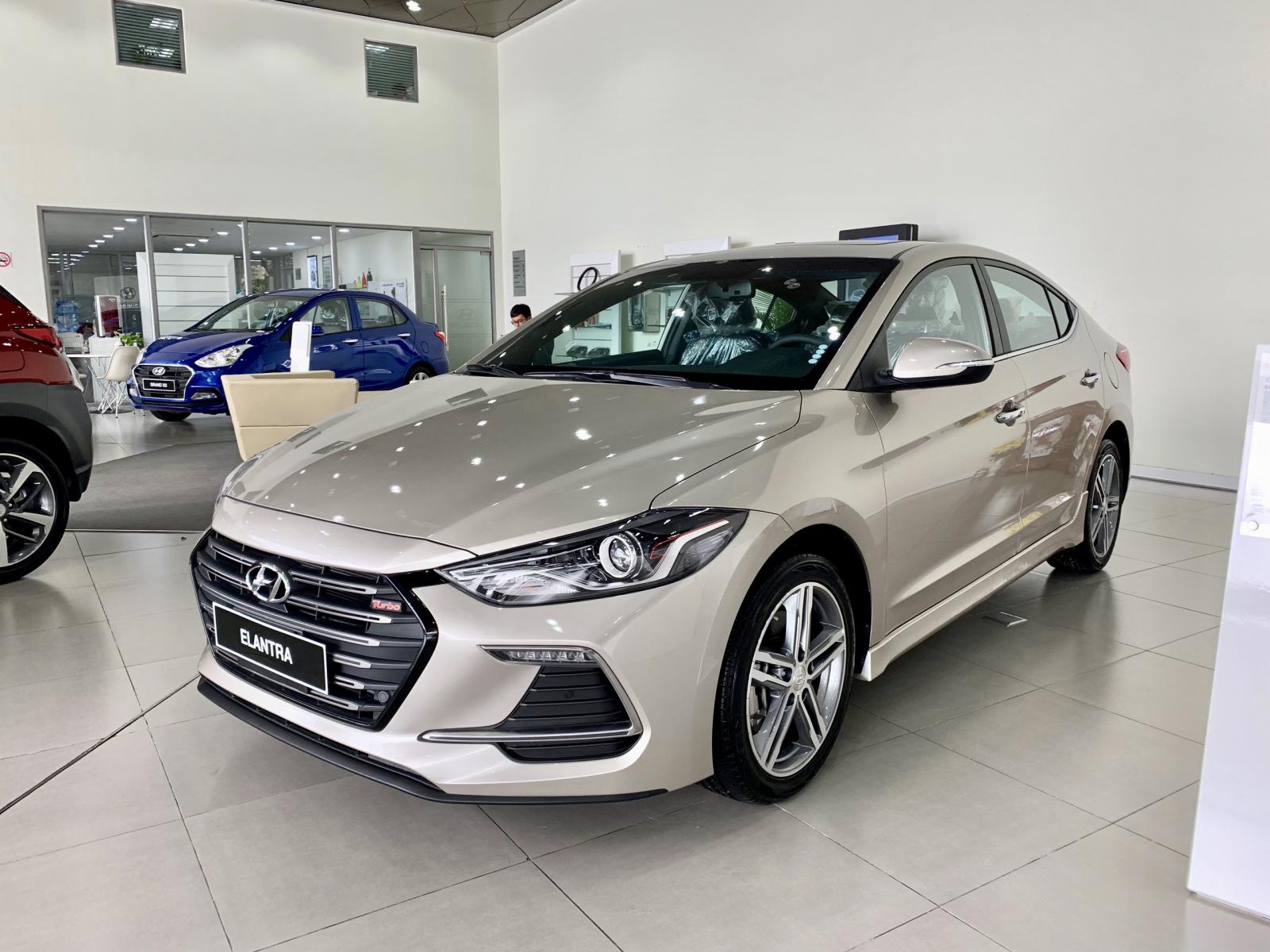 Hyundai Elantra 1.6 Sport  2018 - Xã kho Hyundai Elantra 1.6Sport sx 2018 màu vàng be, gía cực mềm, tặng bộ phụ kiện cao cấp, gọi ngay 0977 139 312