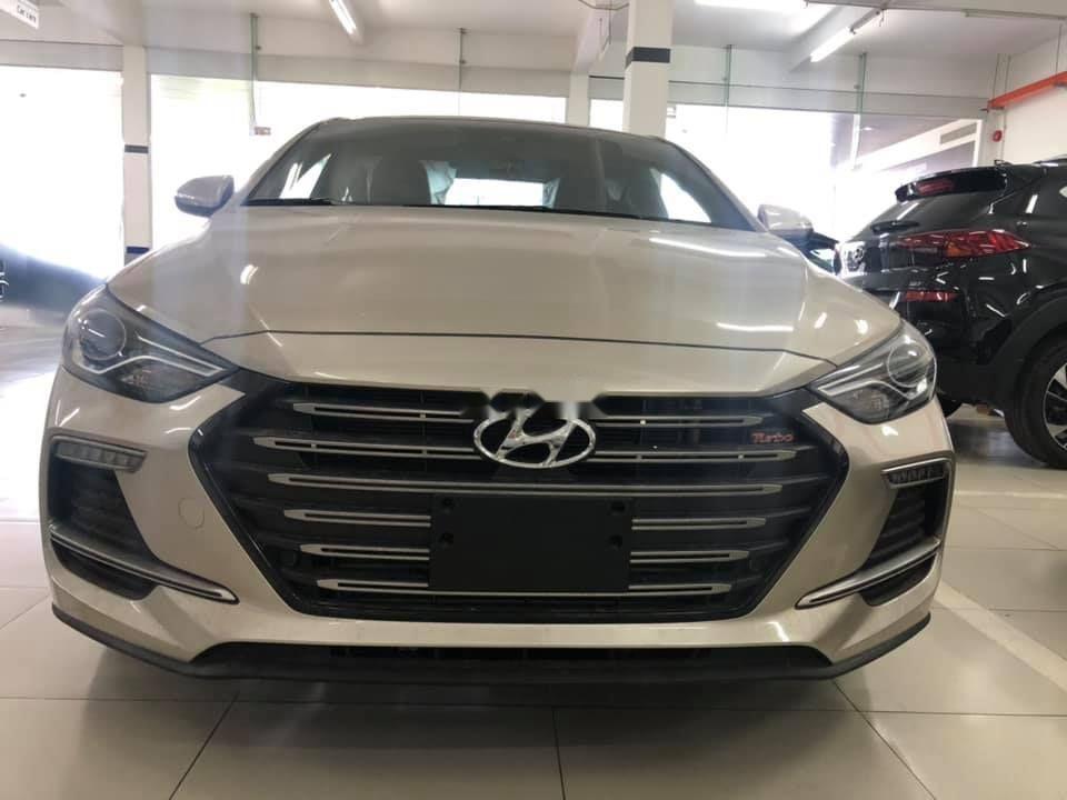 Hyundai Elantra 2018 - Bán Hyundai Elantra năm 2018, 635tr