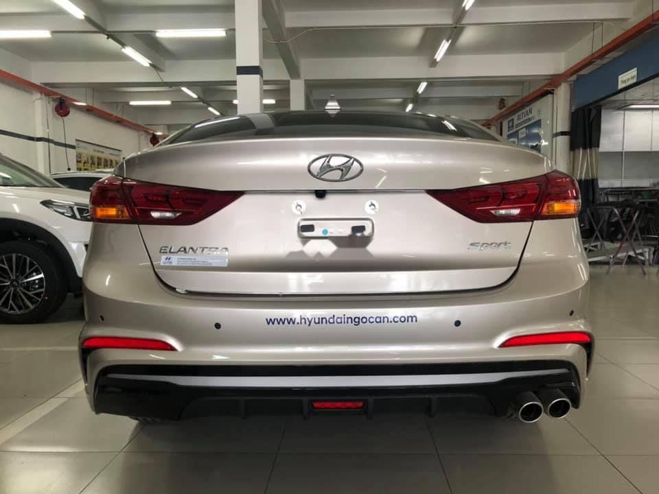 Hyundai Elantra 2018 - Bán Hyundai Elantra năm 2018, 635tr