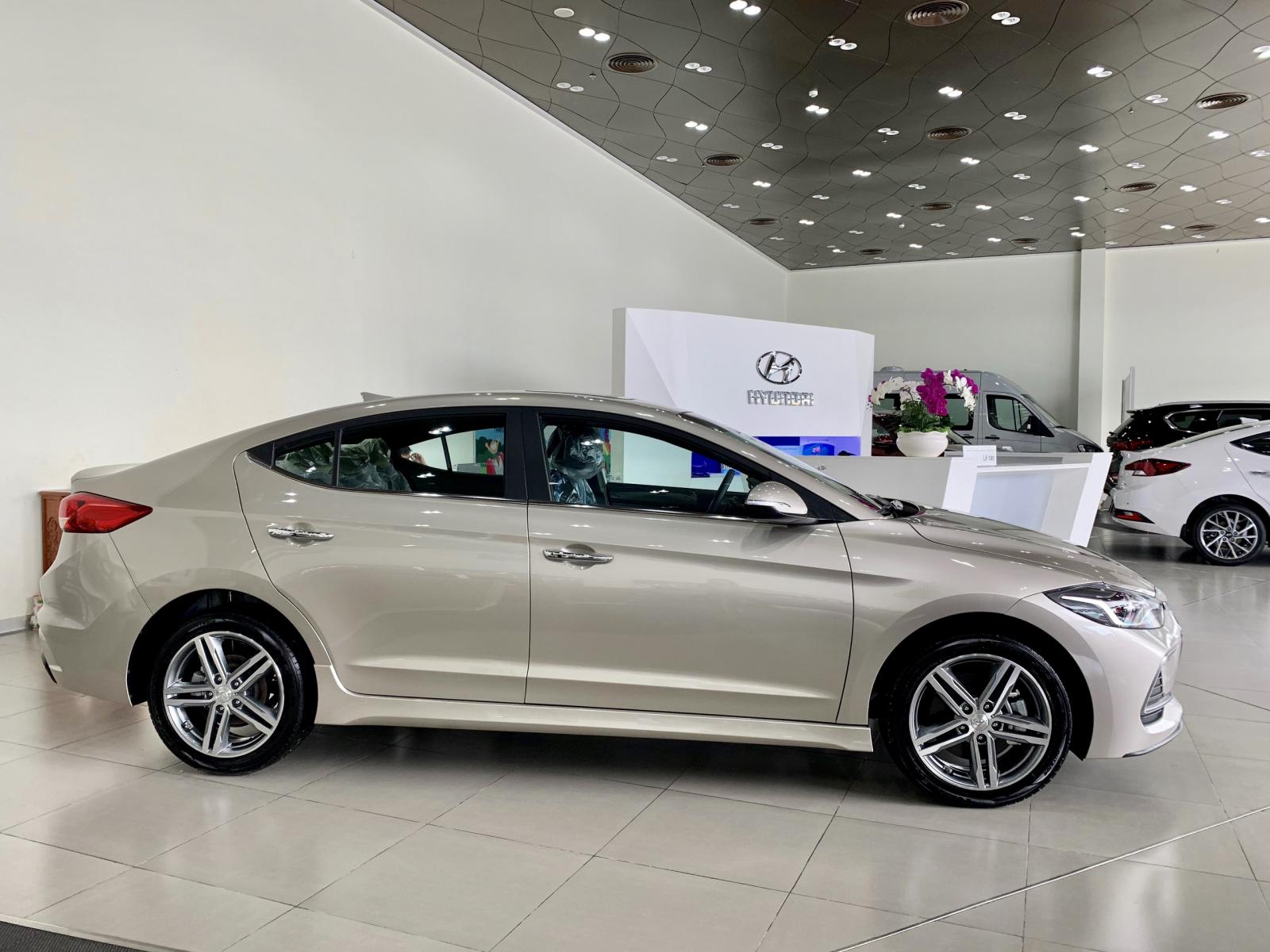 Hyundai Elantra 1.6 Sport  2018 - Xã kho Hyundai Elantra 1.6Sport sx 2018 màu vàng be, gía cực mềm, tặng bộ phụ kiện cao cấp, gọi ngay 0977 139 312