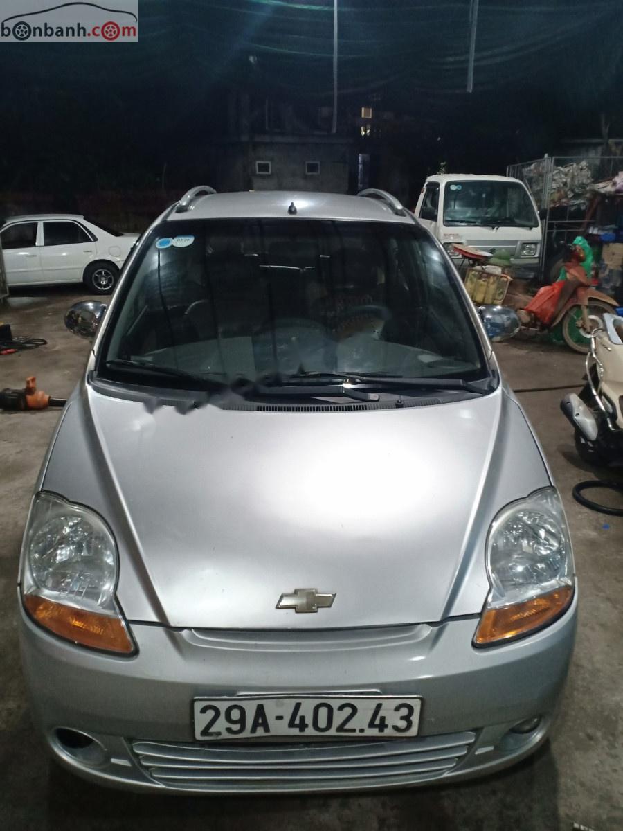 Chevrolet Spark 2011 - Cần bán gấp Chevrolet Spark sản xuất 2011, màu bạc