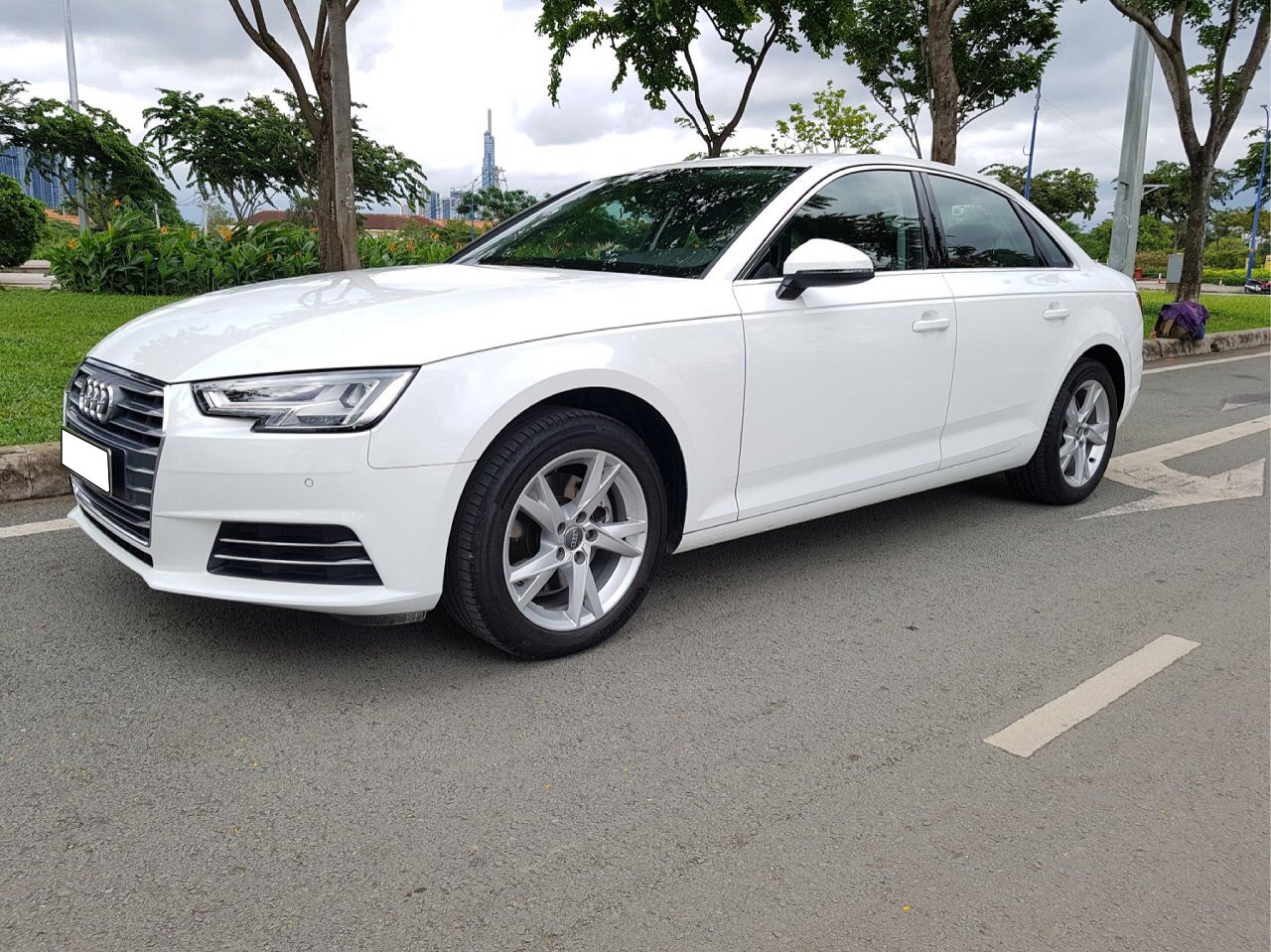 Audi A4 2018 - Bán Audi A4 2.0 TFSI đời 2018, màu trắng, bảo hành chính hãng đến 2021