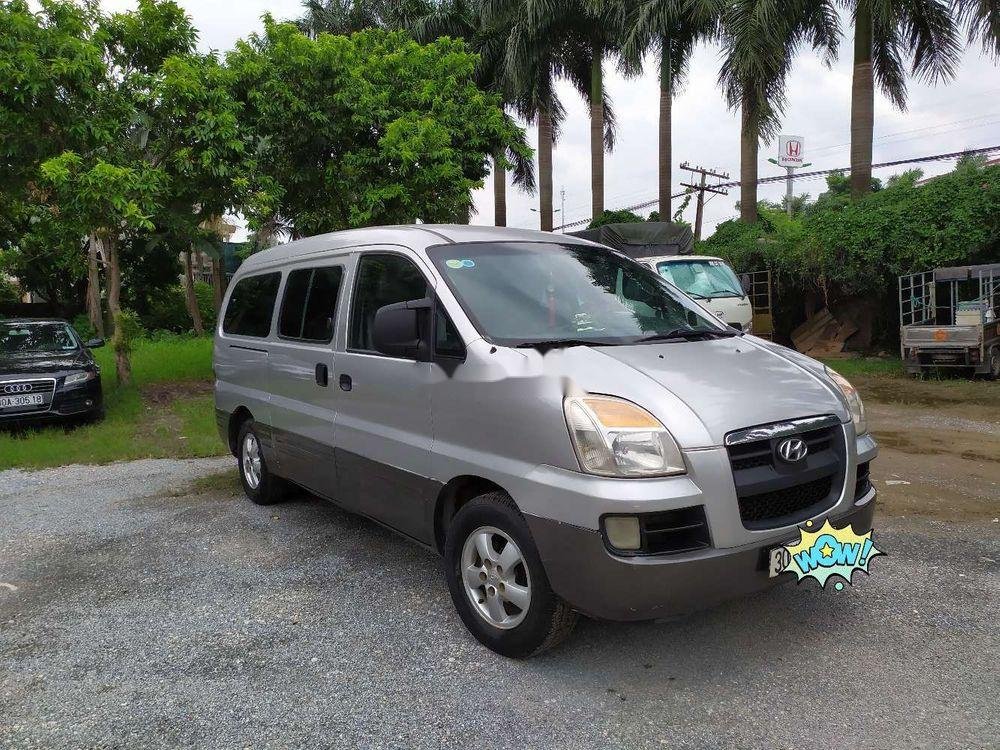 Hyundai Starex   2004 - Cần bán Hyundai Starex năm sản xuất 2004, màu bạc, nhập khẩu 