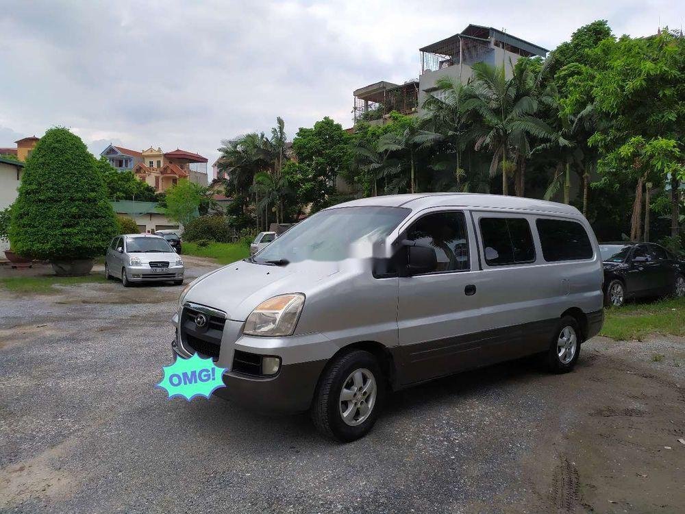 Hyundai Starex   2004 - Cần bán Hyundai Starex năm sản xuất 2004, màu bạc, nhập khẩu 