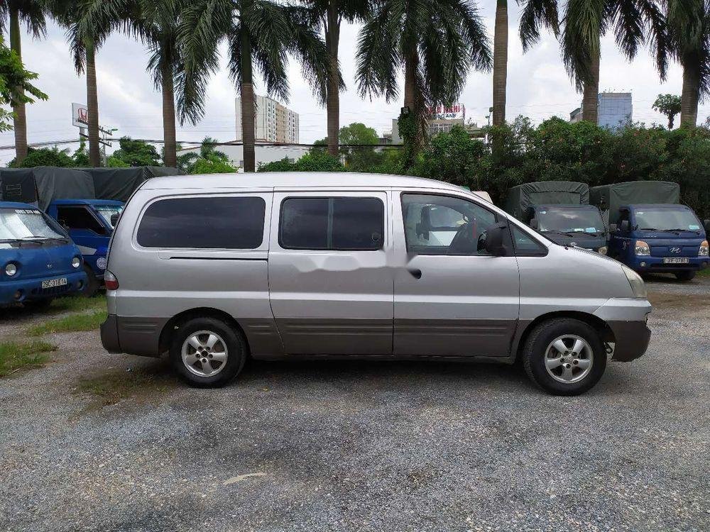 Hyundai Starex   2004 - Cần bán Hyundai Starex năm sản xuất 2004, màu bạc, nhập khẩu 