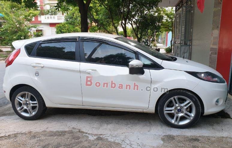 Ford Fiesta 2013 - Cần bán lại xe Ford Fiesta đời 2013, màu trắng, giá tốt