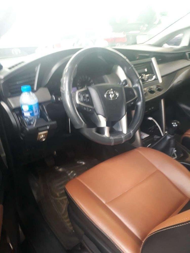 Toyota Innova 2016 - Cần bán lại xe Toyota Innova năm 2016, màu bạc số sàn