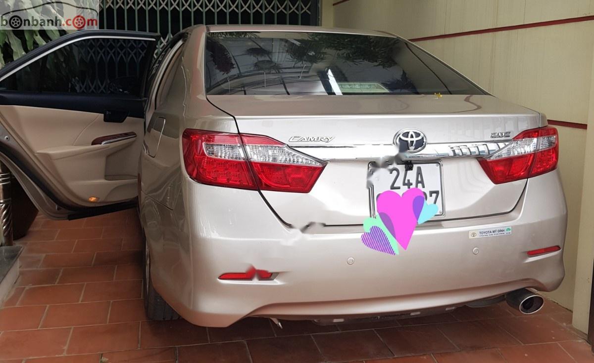 Toyota Camry 2013 - Cần bán lại xe Toyota Camry sản xuất 2013, số tự động ,giá cạnh tranh