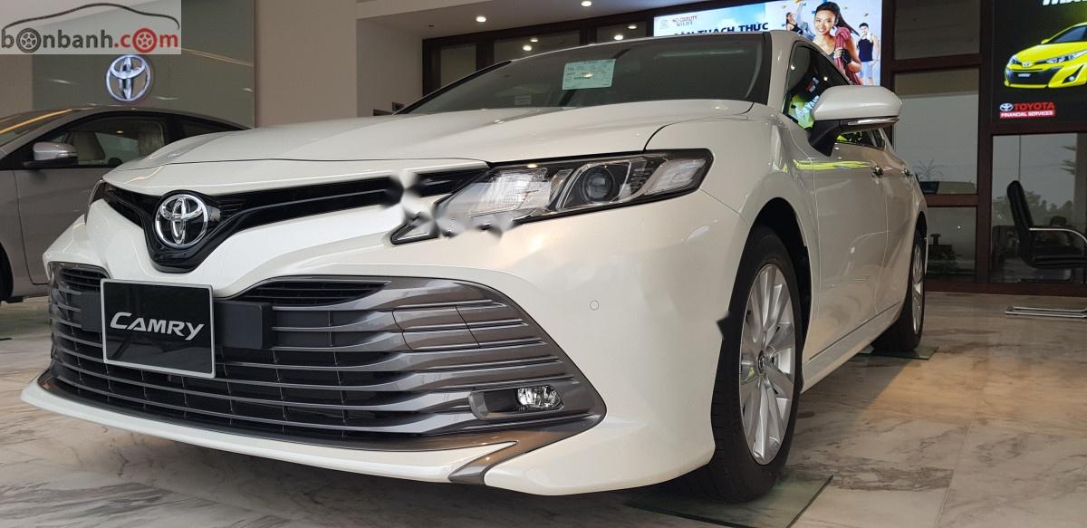 Toyota Camry 2019 - Bán Toyota Camry sản xuất năm 2019, màu trắng, xe nhập