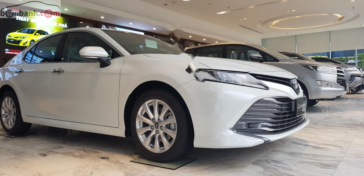 Toyota Camry 2019 - Bán Toyota Camry sản xuất năm 2019, màu trắng, xe nhập