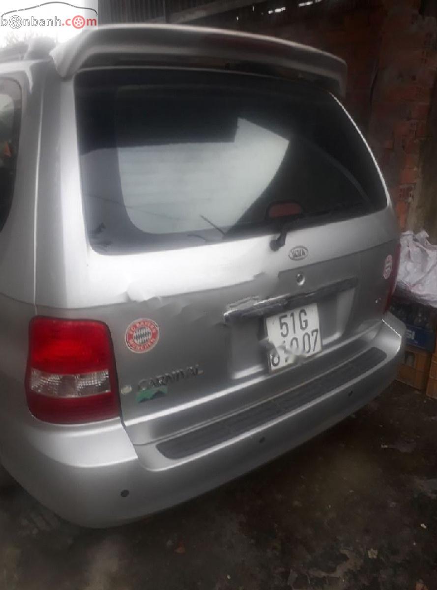 Kia Carnival GS 2.5 MT 2006 - Bán Kia Carnival GS 2.5 MT 2006, màu bạc xe gia đình