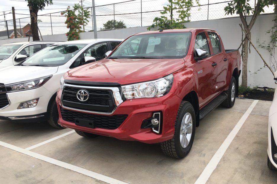 Toyota Hilux 2019 - Hilux số sàn 180tr nhận xe, chuyên viên bán hàng