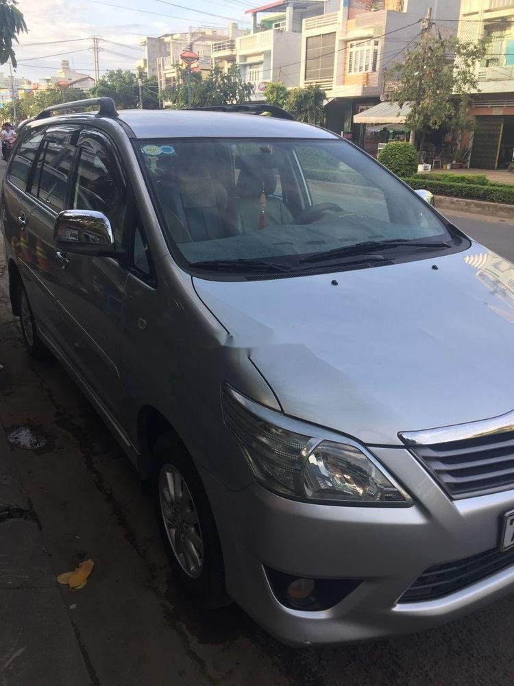 Toyota Innova MT 2012 - Bán Toyota Innova MT đời 2012, màu bạc, giá chỉ 445 triệu