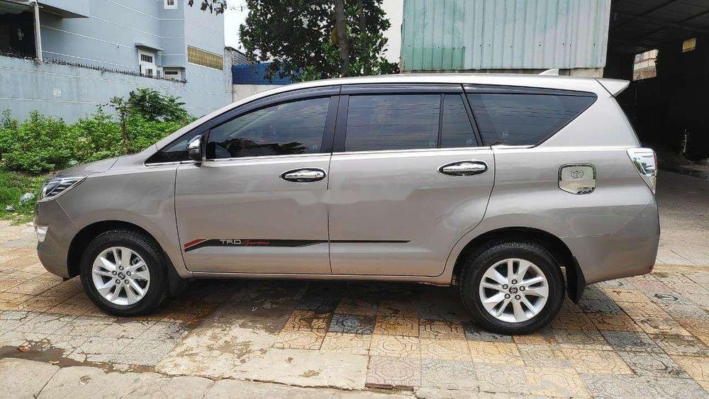 Toyota Innova  2.0E  2018 - Bán Toyota Innova 2.0E đời 2018, màu xám 