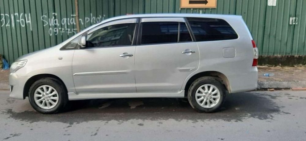 Toyota Innova 2013 - Bán Toyota Innova năm 2013, màu bạc, nhập khẩu