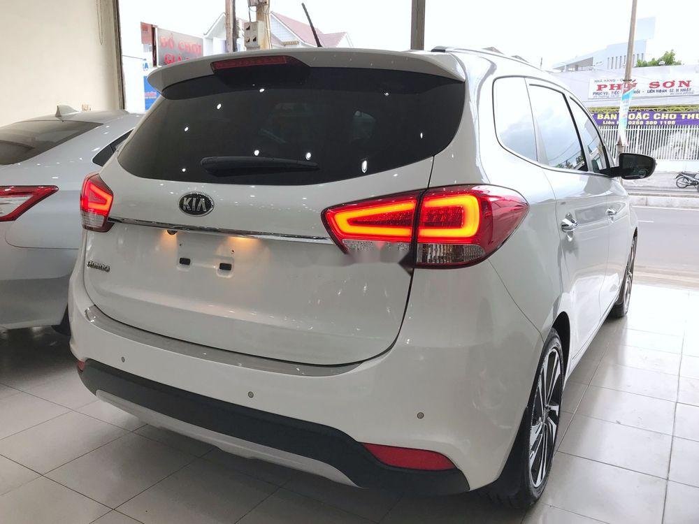 Kia Rondo 2017 - Cần bán lại xe Kia Rondo sản xuất năm 2017, màu trắng