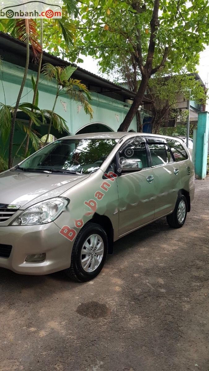 Toyota Innova 2010 - Cần bán xe Toyota Innova G đời 2010, màu bạc