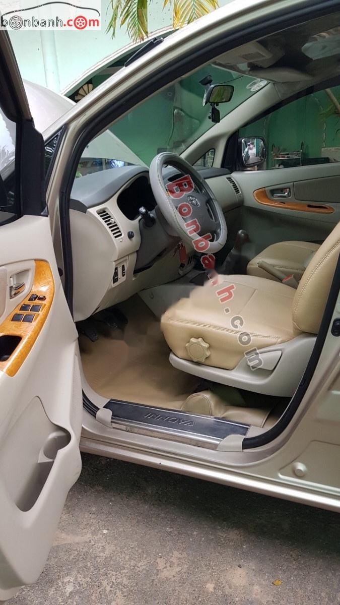 Toyota Innova 2010 - Cần bán xe Toyota Innova G đời 2010, màu bạc