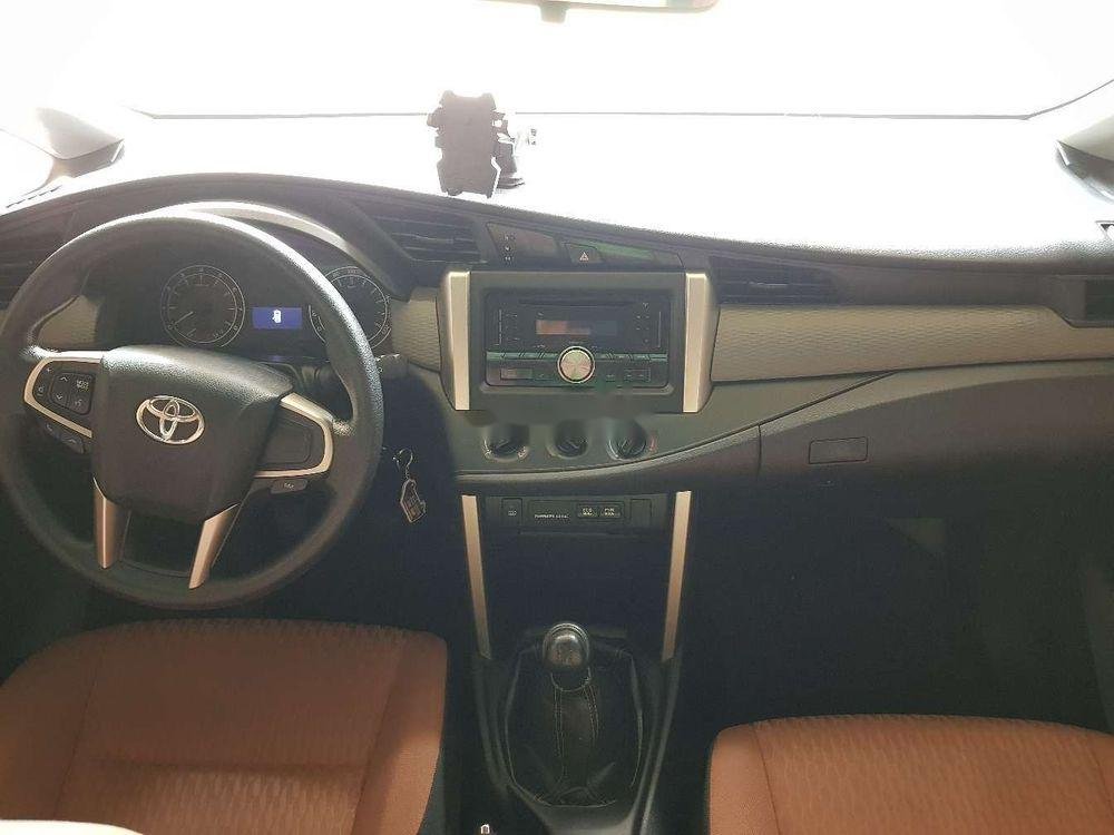 Toyota Innova 2016 - Cần bán lại xe Toyota Innova 2.0E 2016, màu bạc số sàn, giá tốt