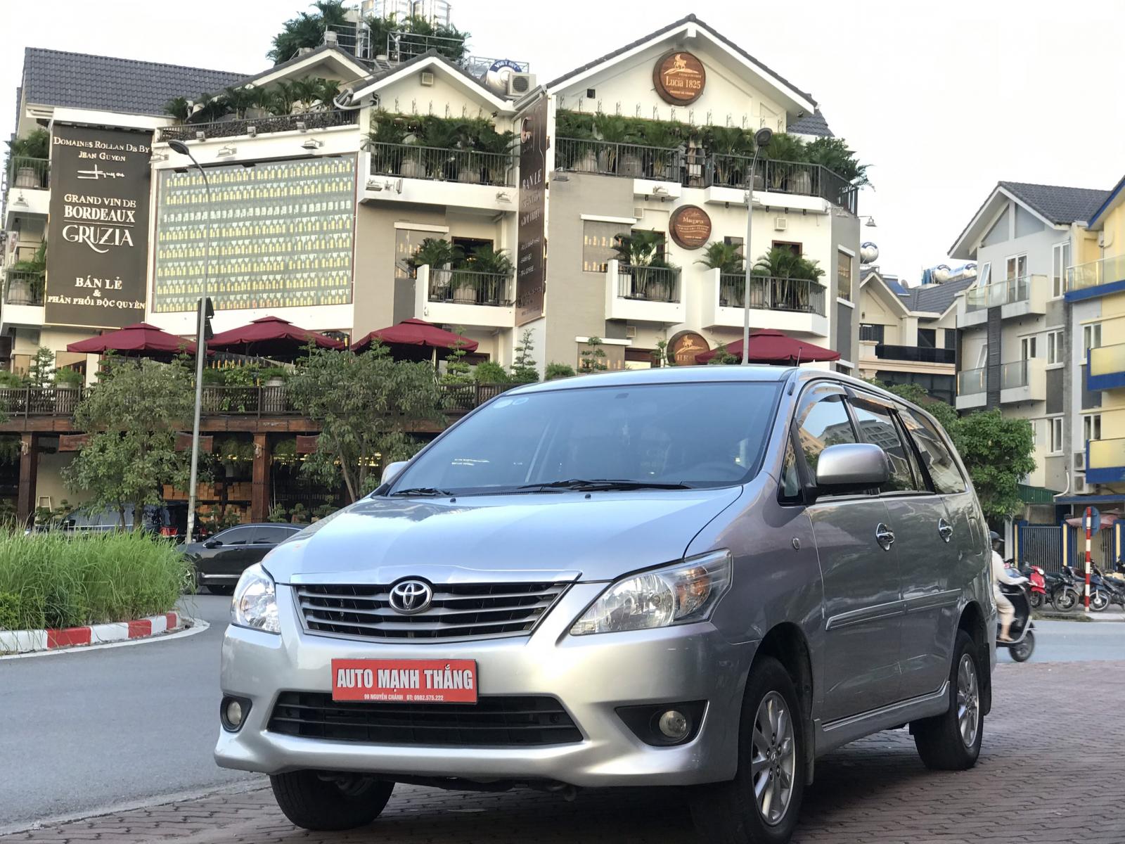 Toyota Innova 2.0E 2013 - Bán ô tô Toyota Innova 2.0E đời 2013, màu bạc