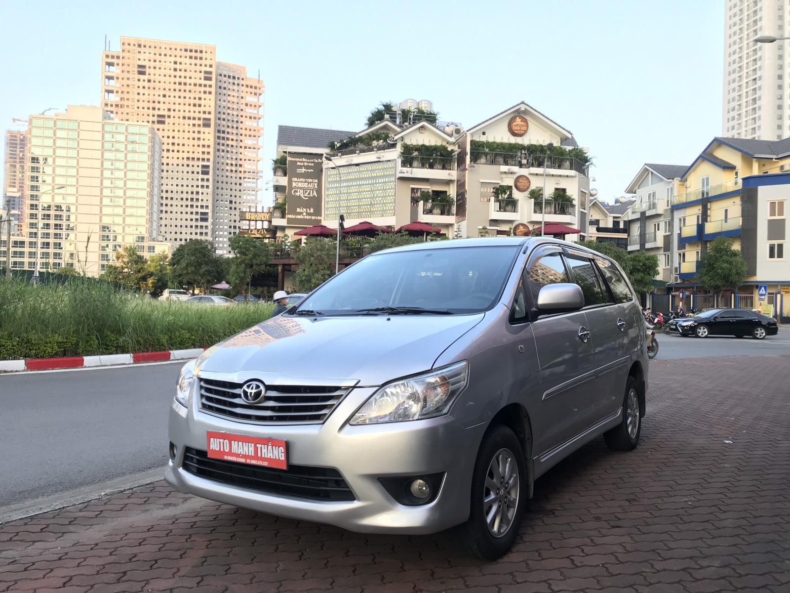 Toyota Innova 2.0E 2013 - Bán ô tô Toyota Innova 2.0E đời 2013, màu bạc