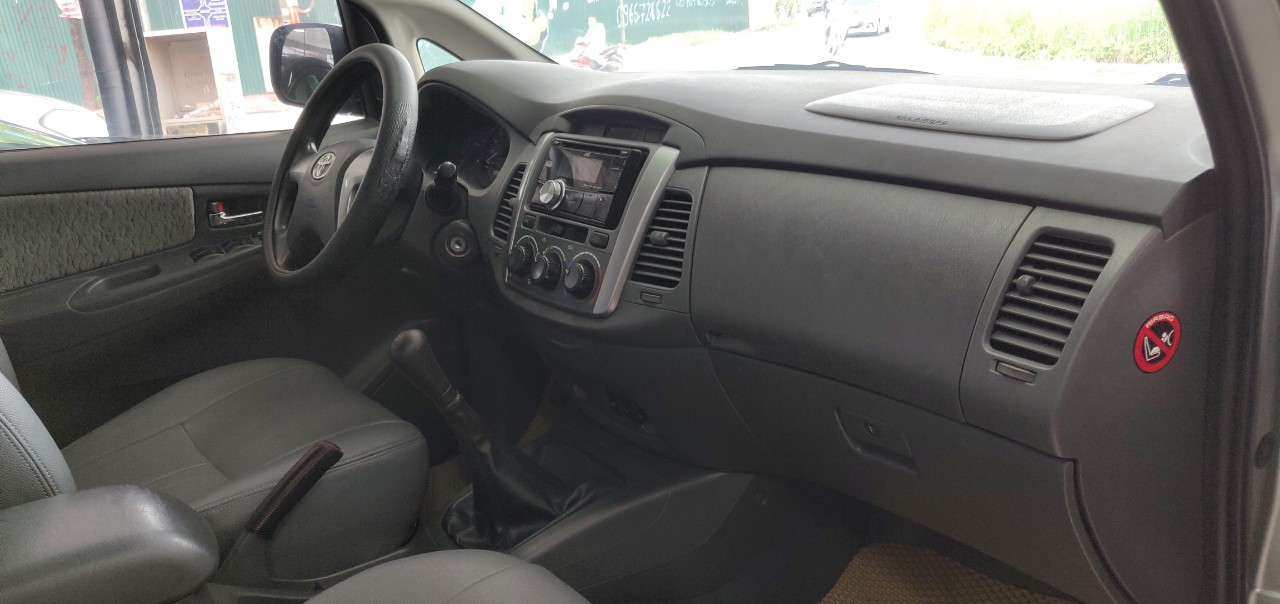 Toyota Innova 2.0E 2013 - Bán ô tô Toyota Innova 2.0E đời 2013, màu bạc