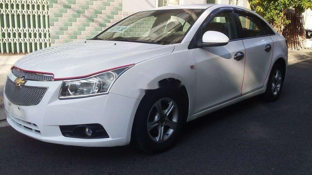 Chevrolet Cruze 2010 - Cần bán xe Chevrolet Cruze năm sản xuất 2010, màu trắng như mới, giá tốt