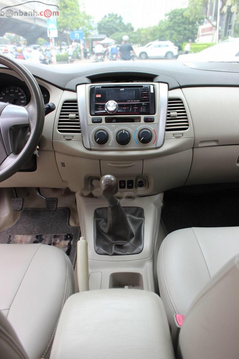 Toyota Innova 2014 - Cần bán gấp Toyota Innova năm 2014, màu bạc đẹp như mới