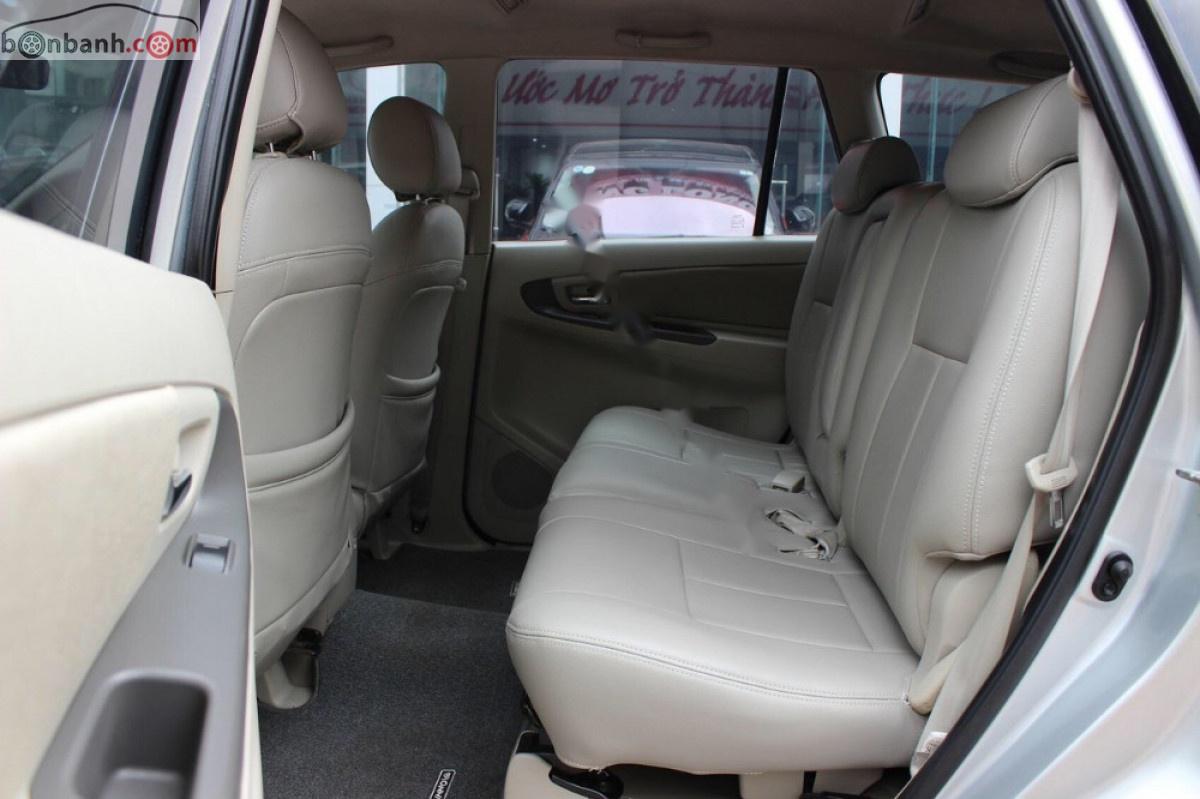 Toyota Innova 2014 - Cần bán gấp Toyota Innova năm 2014, màu bạc đẹp như mới