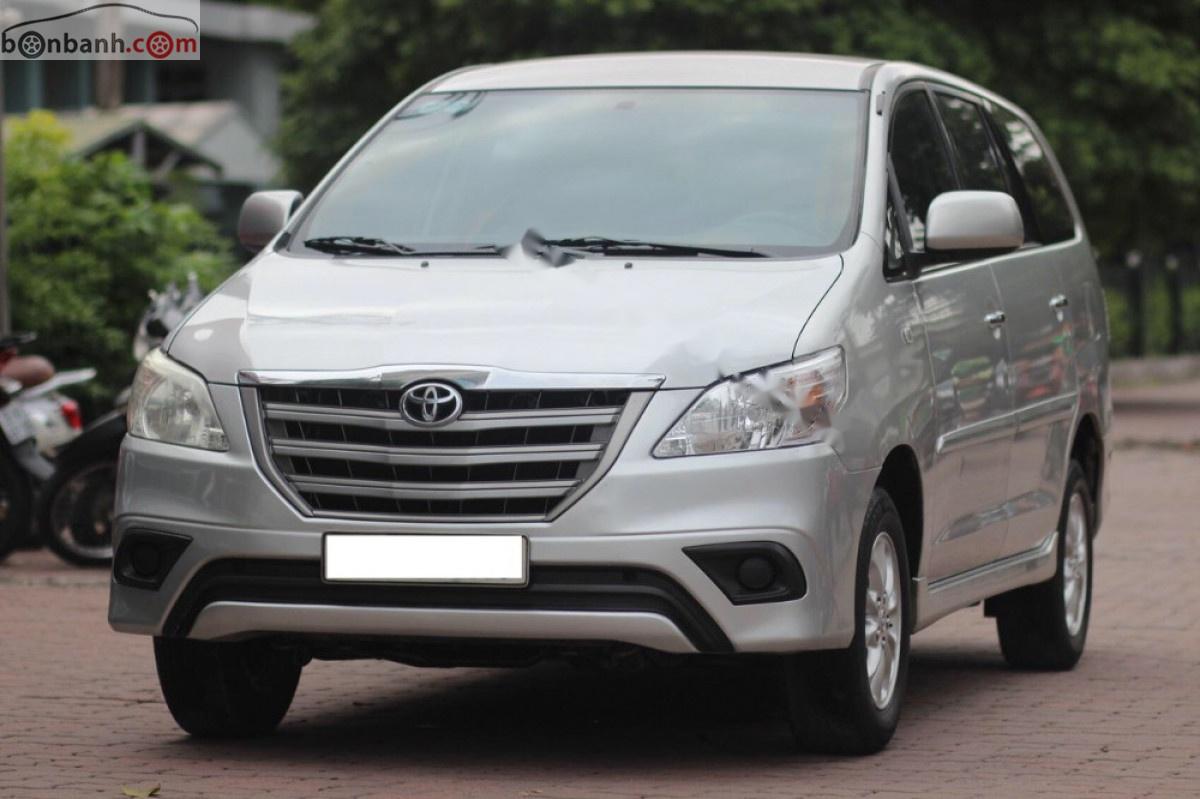 Toyota Innova 2014 - Cần bán gấp Toyota Innova năm 2014, màu bạc đẹp như mới