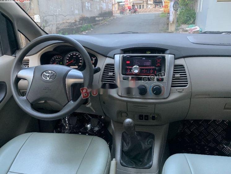 Toyota Innova 2015 - Bán ô tô Toyota Innova 2.0E sản xuất năm 2015, màu bạc còn mới