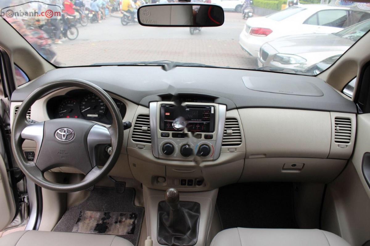 Toyota Innova 2014 - Cần bán gấp Toyota Innova năm 2014, màu bạc đẹp như mới